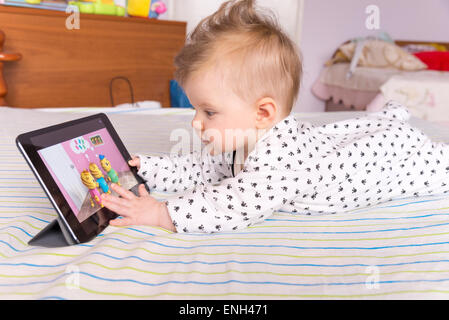 Sechs Monate alten Baby aufpassen Kinderreime auf Youtube auf einem iPad Stockfoto
