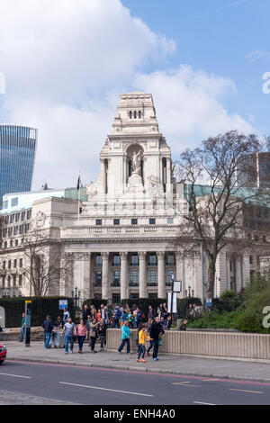 Exterieur der 10 Trinity Square, der ehemalige Sitz der Port of London Authority. London, UK Stockfoto