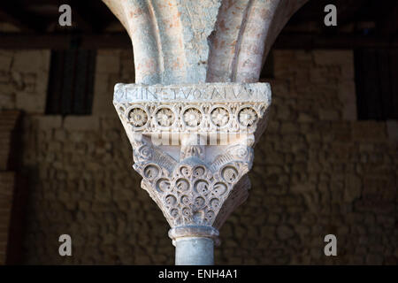 Arcade mit schönen Dekorationen der mittelalterlichen Kunst in der Abtei Saint-Pierre in Moissac, Frankreich Stockfoto