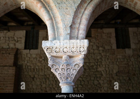 Arcade mit schönen Dekorationen der mittelalterlichen Kunst in der Abtei Saint-Pierre in Moissac Stockfoto