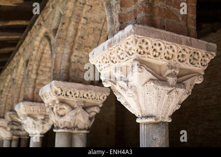 Arcade mit wunderschönen Dekorationen an der Abtei Saint-Pierre in Moissac Stockfoto