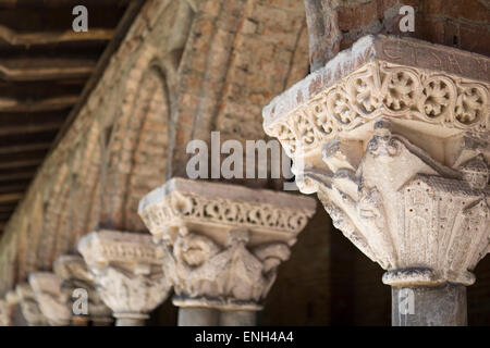 Arcade mit schönen mittelalterlichen Dekorationen an der Abtei Saint-Pierre in Moissac Stockfoto