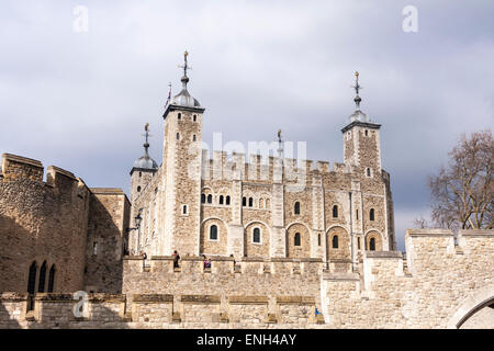 Ein Blick auf den weißen Turm aus außerhalb der Außenwände des Tower of London, UK. Stockfoto