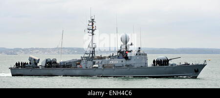 AJAXNETPHOTO. 1. MAI 2015. PORTSMOUTH, ENGLAND. -KALTER KRIEG-VETERANEN-BESUCH - DEUTSCHE MARINE GEPARD SCHNELLEN ANGRIFF HANDWERK TYP 143A HERMELIN (P6123) VON DER 7. SCHNELLE PATROUILLE BOOT GESCHWADER EINGABE PNB. SCHIFFE WURDEN LETZTEN DES TYPS IN DEN 1990ER JAHREN, BEWAFFNET MIT EXOCET ANTI-SCHIFF-RAKETEN FÜR DECOMISSION IM JAHR 2020 GEBAUT. FOTO: TONY HOLLAND/AJAX REF: DTH150105 37849 Stockfoto