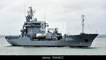 AJAXNETPHOTO. 1. MAI 2015. PORTSMOUTH, ENGLAND. -ANGRIFF HANDWERK ZART BESUCH - DEUTSCHE MARINE ELBE KLASSE NACHSCHUB SCHIFF WERRA (A514) EINGABE PNB BEGLEITENDEN 7. SCHNELLE PATOL-BOOT-GESCHWADER DER GEPARD KLASSE TYP 143A SCHIFFE. FOTO: TONY HOLLAND/AJAX REF: DTH150105 37818 Stockfoto