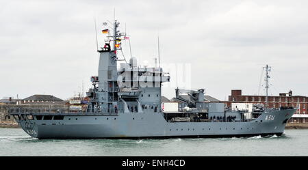 AJAXNETPHOTO. 1. MAI 2015. PORTSMOUTH, ENGLAND. -ANGRIFF HANDWERK ZART BESUCH - DEUTSCHE MARINE ELBE KLASSE NACHSCHUB SCHIFF WERRA (A514) EINGABE PNB BEGLEITENDEN 7. SCHNELLE PATOL-BOOT-GESCHWADER DER GEPARD KLASSE TYP 143A SCHIFFE. FOTO: TONY HOLLAND/AJAX REF: DTH150105 37833 Stockfoto