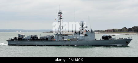 AJAXNETPHOTO. 1. MAI 2015. PORTSMOUTH, ENGLAND. -KALTER KRIEG-VETERANEN-BESUCH - DEUTSCHE MARINE GEPARD SCHNELLEN ANGRIFF HANDWERK TYP 143A ZOBEL (P6125) VON DER 7. SCHNELLE PATROUILLE BOOT GESCHWADER EINGABE PNB. SCHIFFE WURDEN LETZTEN DES TYPS IN DEN 1990ER JAHREN, BEWAFFNET MIT EXOCET ANTI-SCHIFF-RAKETEN FÜR DECOMISSION IM JAHR 2020 GEBAUT. FOTO: TONY HOLLAND/AJAX REF: DTH150105 37890 Stockfoto