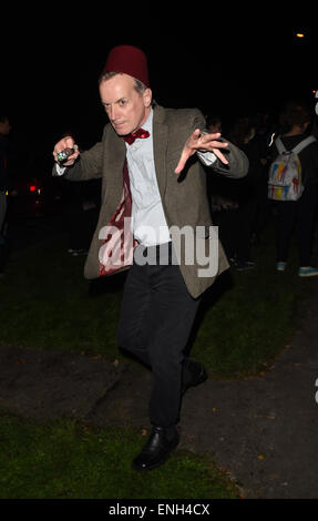 Jonathan Ross' Halloween-Party - Ankünfte. Frank Skinner besucht die Party verkleidet als Arzt, Featuring: Frank Skinner wo: London, Vereinigtes Königreich bei: 31. Oktober 2014 Stockfoto