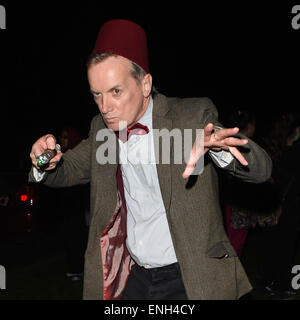 Jonathan Ross' Halloween-Party - Ankünfte. Frank Skinner besucht die Party verkleidet als Arzt, Featuring: Frank Skinner wo: London, Vereinigtes Königreich bei: 31. Oktober 2014 Stockfoto