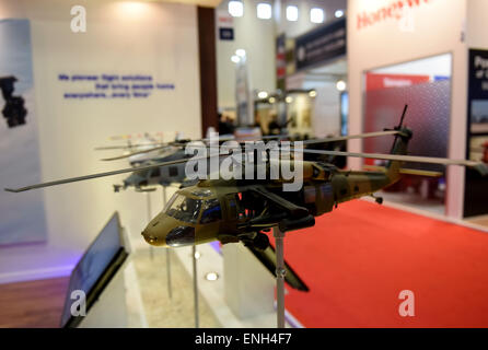 (150505)--ISTANBUL, 5 Mai, 2015(Xinhua)--ein amerikanisches militärisches Unternehmen zeigt ein Black Hawk-Hubschrauber-Modell auf der 12. internationalen Verteidigung Industriemesse in Istanbul, Türkei, am 5. Mai 2015. Der türkische Präsident Recep Tayyip Erdogan sagte am Dienstag, dass sein Land zur Selbstversorgung in der Rüstungsindustrie bis 2023 zu erreichen sucht. (Xinhua / He Canling) Stockfoto