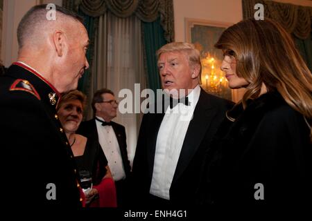 US Marine Corps General Joseph F. Dunford, Jr. plaudert mit Donald Trump während der 20. jährlichen Semper Fidelis Gala-Dinner 22. April 2015 in New York City. Präsident Obama kündigte 5. Mai 2015, dass Dunford wird neuer Vorsitzender der Joint Chiefs. Stockfoto