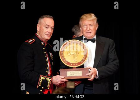 US Marine Corps General Joseph F. Dunford, Jr. und mit Donald Trump präsentiert die Marinekorps-Law Enforcement Stiftung während der 20. jährlichen Semper Fidelis Gala-Dinner 22. April 2015 in New York City vergibt. Präsident Obama kündigte 5. Mai 2015, dass Dunford wird neuer Vorsitzender der Joint Chiefs. Stockfoto