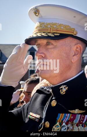 US Marine Corps General Joseph F. Dunford, Jr. salutiert während der Passage der Befehl Zeremonie in den Marine Barracks 17. Oktober 2014 in Washington. Präsident Obama kündigte 5. Mai 2015, dass Dunford wird neuer Vorsitzender der Joint Chiefs. Stockfoto