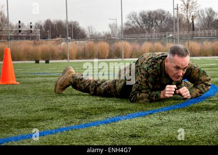 US Marine Corps General Joseph F. Dunford, Jr. hoch kriecht während seiner Bekämpfung Fitnesstest in den Marine Barracks 16. Dezember 2014 in Washington, DC. Präsident Obama kündigte 5. Mai 2015, dass Dunford wird neuer Vorsitzender der Joint Chiefs. Stockfoto