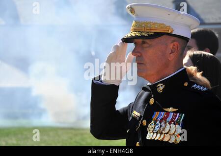 US Marine Corps General Joseph F. Dunford, Jr. salutiert während der Passage der Befehl Zeremonie in den Marine Barracks 17. Oktober 2014 in Washington, DC.  Präsident Obama kündigte 5. Mai 2015, dass Dunford wird neuer Vorsitzender der Joint Chiefs. Stockfoto