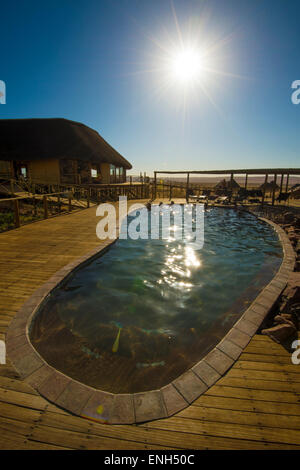 Afrika, Namibia. Sossus Dune Lodge.  Namib-Wüste. Sossusvlei, Naukluft Park.  Schön kühlen Pool um die Hitze zu schlagen. Stockfoto