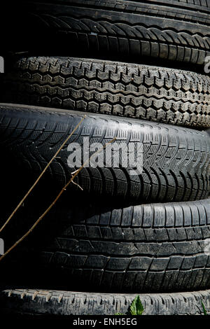 Alte Auto verwendet Altreifen Stockfoto