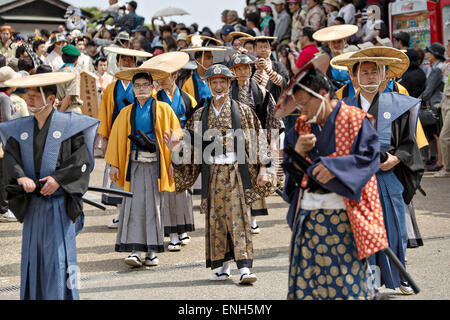 Japanische Männer gekleidet in traditionellen Kostümen teilnehmen in einer Prozession, die die Rückkehr der Daimyo und sein Gefolge aus der Hauptstadt von Japan während der jährlichen Kintai Kyo Bridge Festival 29. April 2015 in Iwakuni, Yamaguchi, Japan spielt. Stockfoto