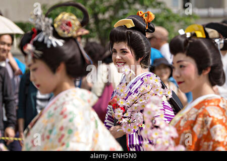 Japanische Frauen in traditionellen Kostümen gekleidet nehmen Teil in einer Prozession, die die Rückkehr der Daimyo und sein Gefolge aus der Hauptstadt von Japan während der jährlichen Kintai Kyo Bridge Festival 29. April 2015 in Iwakuni, Yamaguchi, Japan spielt. Stockfoto