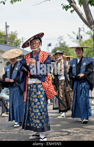 Japanische Männer gekleidet in traditionellen Kostümen teilnehmen in einer Prozession, die die Rückkehr der Daimyo und sein Gefolge aus der Hauptstadt von Japan während der jährlichen Kintai Kyo Bridge Festival 29. April 2015 in Iwakuni, Yamaguchi, Japan spielt. Stockfoto