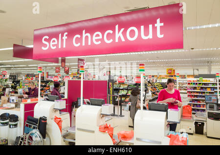 Self-Checkout-Kassen bei Sainsbury Supermarkt, England, UK Stockfoto