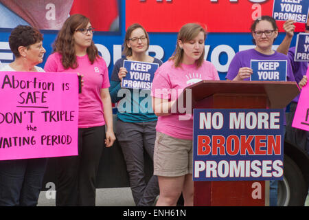 Asheville, North Carolina, USA - 4. Mai 2015: Menschenmenge halten Schilder und fordern Gouverneur McCrory of North Carolina um sein Versprechen nicht zu weiter einschränken des Zugriffs auf Abtreibung bei einer Kundgebung Protest gegen North Carolina Abtreibung Gesetz #465 erfordern eine viel längere Wartezeit für Frauen, die Abtreibungen am 4. Mai 2015 in der Innenstadt von Asheville, NC-Credit: Judith Bicking/Alamy Live News Stockfoto