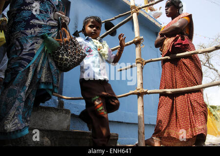 Villupuram, Indien. 5. Mai 2015. Kinder kommen im Koothandavar Tempel, rituell mit Herrn Aravan Koovagam Festival am Dienstag zu heiraten. © Shashi Sharma/Pacific Press/Alamy Live-Nachrichten Stockfoto