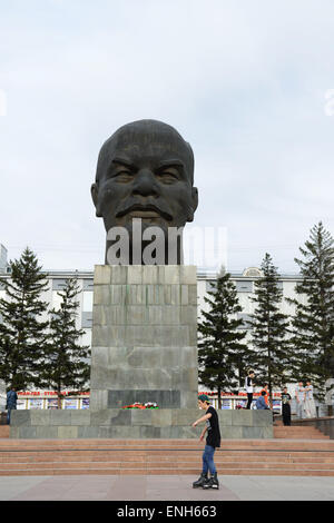 Die weltweit größte Skulptur von Lenins Kopf im zentralen Quadrat von Ulan-Ude in Sibirien. Stockfoto