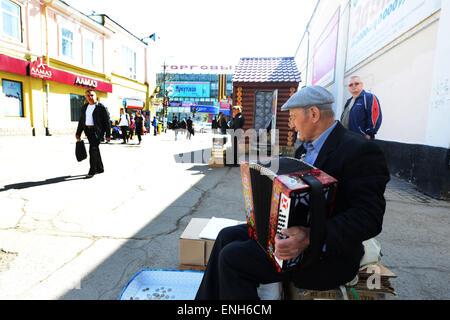 Ein Russe sein Akkordeon zu spielen, auf Uristsky Straße im Zentrum von Irkutsk. Stockfoto
