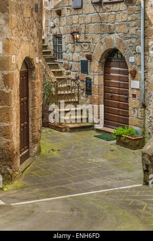 Stein Ziegel Innenhof von Wohnungen und Mehrfamilienhäusern in Pitigliano, Provinz Grosseto, Italien Stockfoto