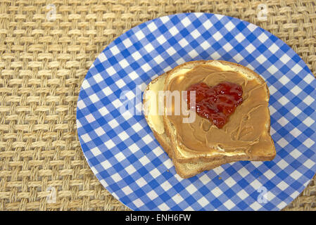 Gelee-Herzen auf eine Peanut Butter Sandwich. Stockfoto
