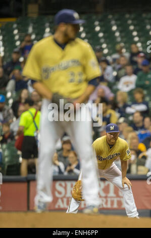 Milwaukee, WI, USA. 5. Mai 2015. Milwaukee Brewers erster Basisspieler Adam Lind #24 hält einen Läufer auf dem ersten Base während der Major League Baseball Spiel zwischen den Milwaukee Brewers und den Los Angeles Dodgers im Miller Park in Milwaukee, Wisconsin. John Fisher/CSM/Alamy Live-Nachrichten Stockfoto