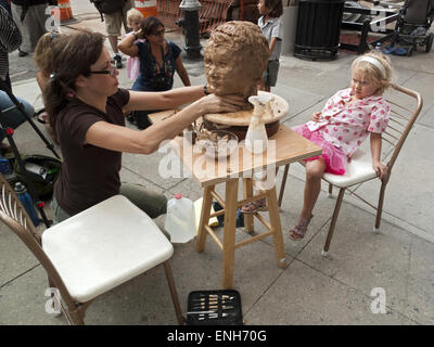 Künstler, die Formung der Büste des jungen Mädchens im Brooklyn Bridge Park in DUMBO in Brooklyn, New York. Stockfoto