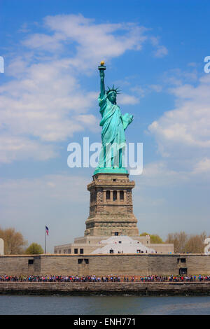 Freiheitsstatue von der Fähre aus gesehen Seitenansicht Stockfoto