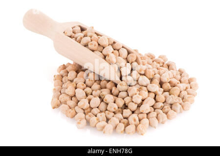 Ungekochte Kichererbsen und hölzerne Schaufel auf weißem Hintergrund. Stockfoto