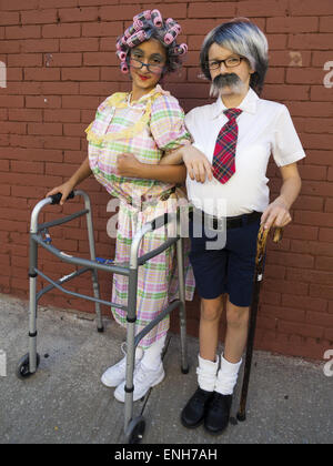 Mädchen gekleidet als älteres Ehepaar bei The Ragamuffin Parade in Bay Ridge in Brooklyn, New York. Stockfoto