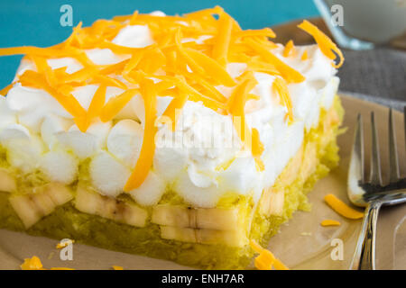 Hawaii Salat mit Zitrone Götterspeise, Ananas, Banane, Mini Marshmallows, garniert mit Schlagsahne und Cheddar-Käse Stockfoto