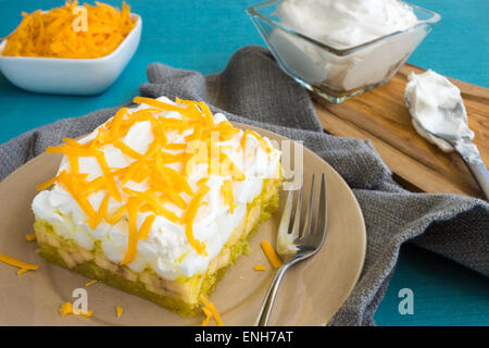 Hawaii Salat mit Zitrone Götterspeise, Ananas, Banane, Mini Marshmallows, garniert mit Schlagsahne und Cheddar-Käse Stockfoto