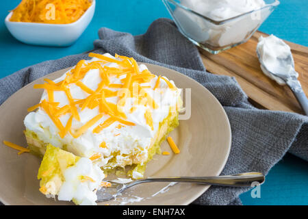 Hawaii Salat mit Zitrone Götterspeise, Ananas, Banane, Mini Marshmallows, garniert mit Schlagsahne und Cheddar-Käse Stockfoto