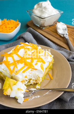 Hawaii Salat mit Zitrone Götterspeise, Ananas, Banane, Mini Marshmallows, garniert mit Schlagsahne und Cheddar-Käse Stockfoto