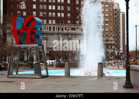 Die Love Sculpture in Philadelphia, vor einem Brunnen Stockfoto