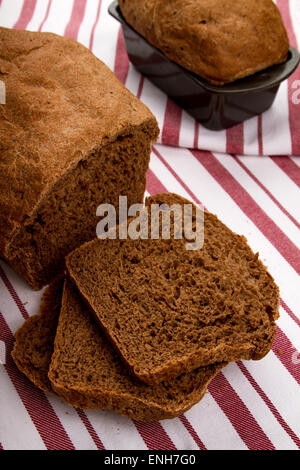 Frisch gebackene und teilweise geschnittenen russische schwarze Brot Stockfoto