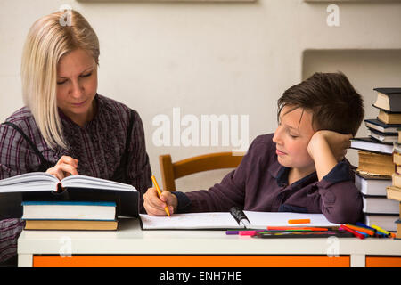 Junger Student Hausaufgaben mit einem Tutor. Stockfoto