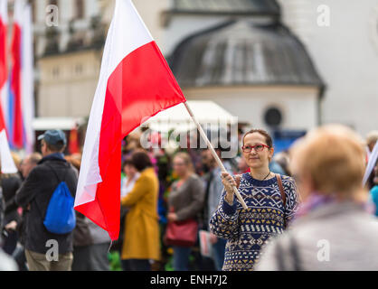 Junge Frau mit der polnischen Flagge in das Fest der Verfassung. Stockfoto