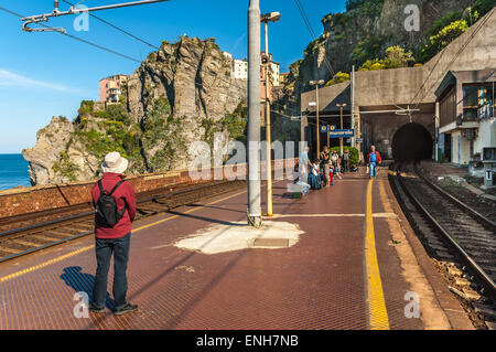 Die Leute am Bahnhof Manarola, Cinque Terre, Italien warten Stockfoto