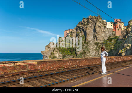 Frau am Bahnhof Manarola, Cinque Terre, Italien Stockfoto