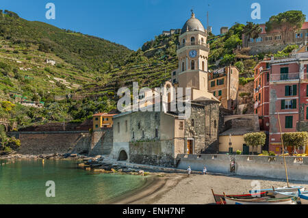 Kirche von Santa Margherita d'Antiochia und Glockenturm am Wasser in Vernazza, Cinque Terre Stockfoto