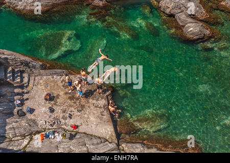 Schwimmer tauchen Off Rocks in Manarola, Cinque Terre, Italien Stockfoto