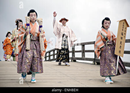 Japanische Männer und Frauen, gekleidet in traditionellen Kimono nehmen Teil in einer Prozession, die die Rückkehr der Daimyo und sein Gefolge aus der Hauptstadt von Japan während der jährlichen Kintai Kyo Bridge Festival 29. April 2015 in Iwakuni, Yamaguchi, Japan spielt Zeit. Stockfoto