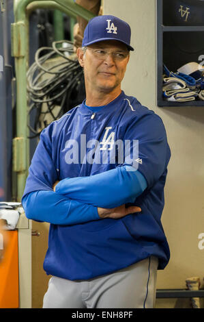 Milwaukee, WI, USA. 5. Mai 2015. Los Angeles Dodgers Manager Don Mattingly #8 während der Major League Baseball Spiel zwischen den Milwaukee Brewers und den Los Angeles Dodgers im Miller Park in Milwaukee, Wisconsin. John Fisher/CSM/Alamy Live-Nachrichten Stockfoto